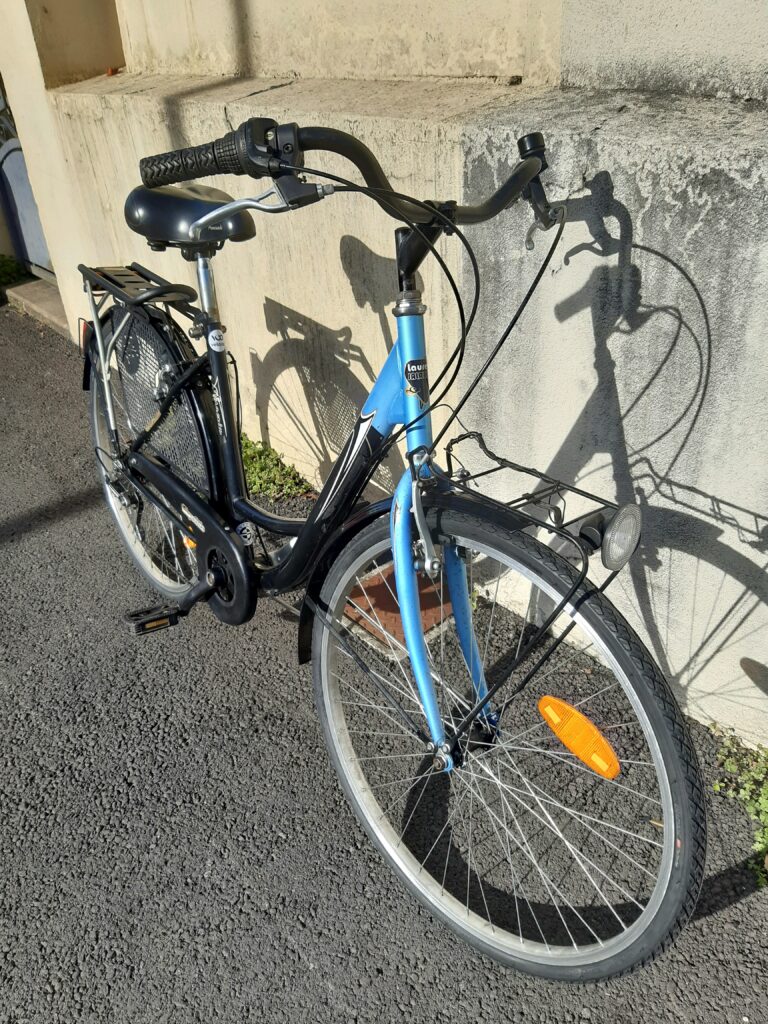vélo occasion issu du réemploi
vélo de ville noir et bleu