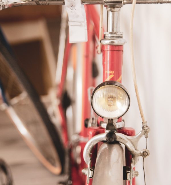 Vélo vintage rouge avec gros plan sur éclairage et garde-boue